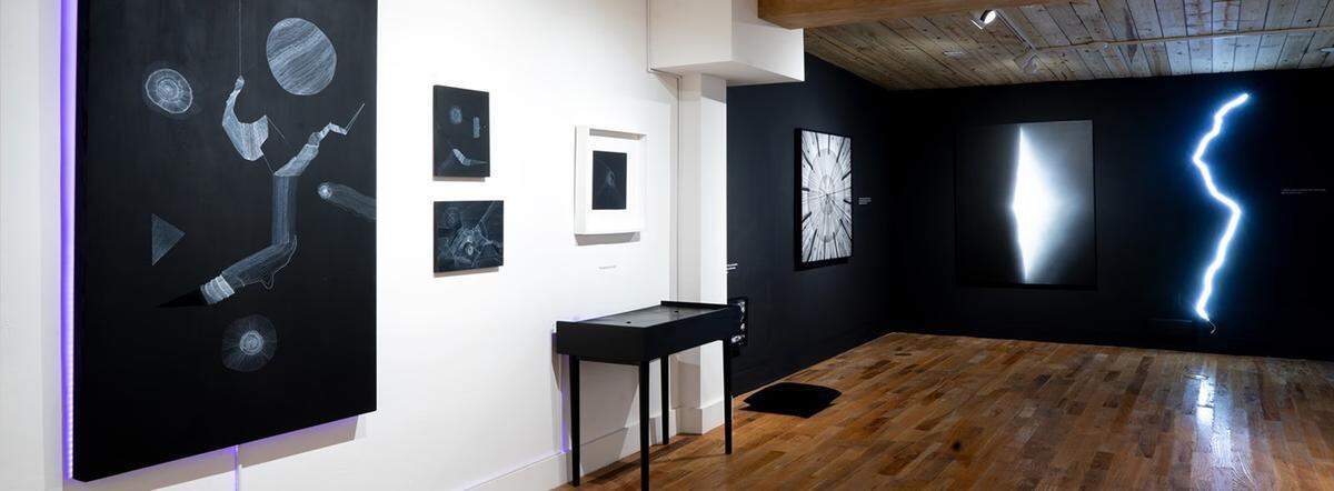 Vista panorámica de la exhibición “El Aleph y otros portales”, con la que Aluna Art Foundation inauguró su nueva sede en&nbsp;Tower Art Space&nbsp;en La Pequeña Habana, en junio de este año. 