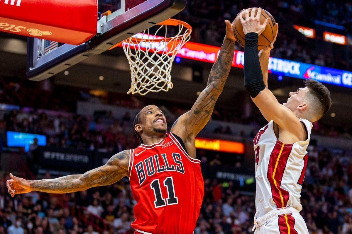 El jugador de los Bulls de Chicago DeMar DeRozan (11) bloquea un tiro de Tyler Herro, del Heat, en el partido celebrado el 28 de febrero de 2022 en Miami.