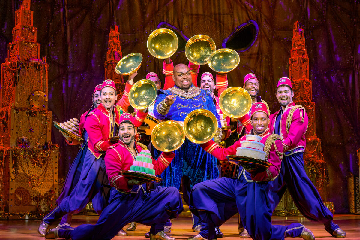 Marcus M. Martin (el genio) junto al elenco de ‘Aladdin’.