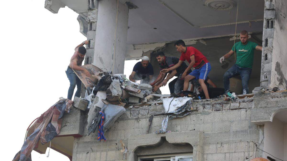 Un grupo de personas limpia los escombros después de un ataque israelí en el campamento de refugiados de Al-Maghazi en el centro de Gaza, el 5 de junio de 2024.