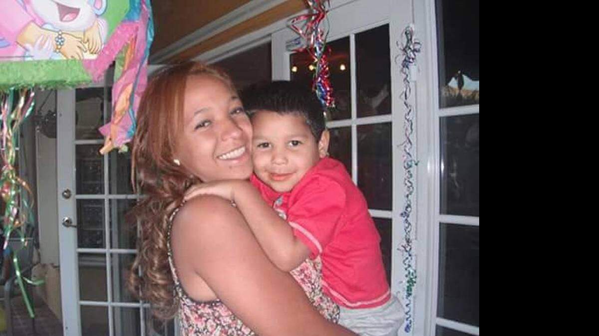Nairobis Álvarez Cruz y su hijo.