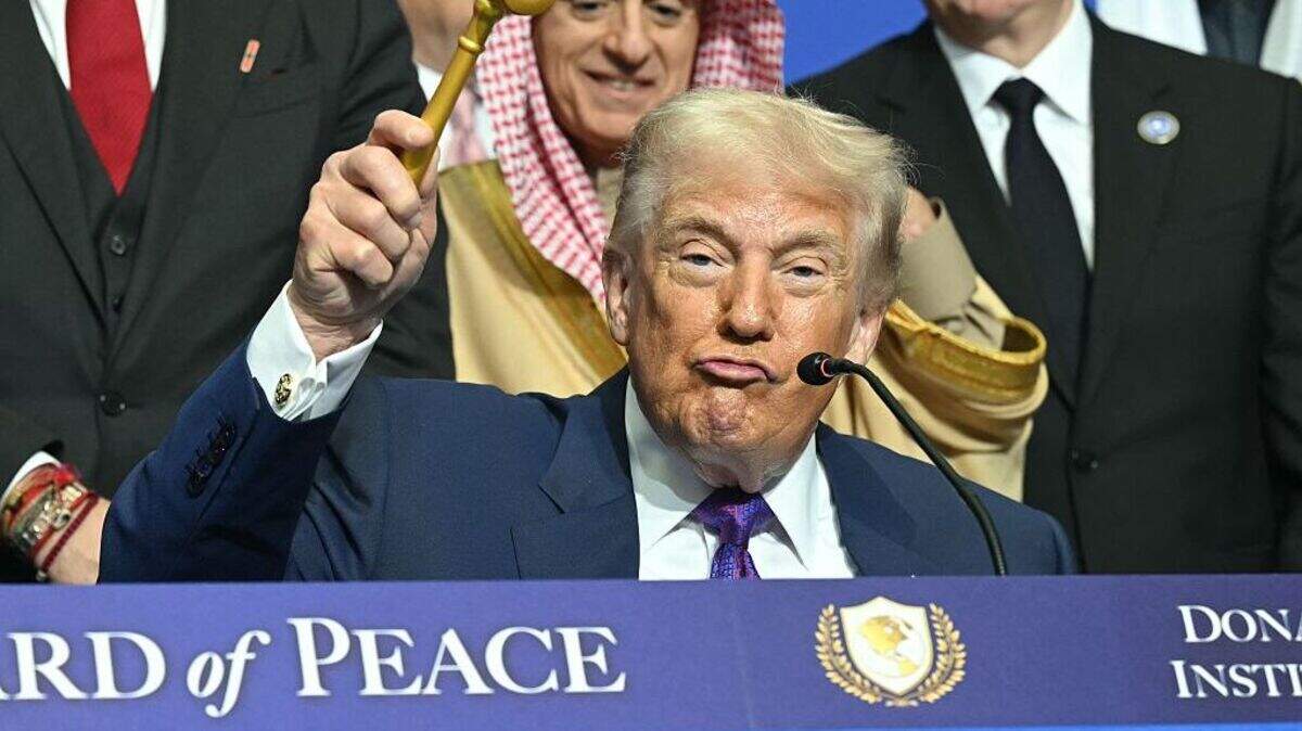 El presidente de Estados Unidos, Donald Trump, sostiene un mazo durante una ceremonia de firma en la reunión inaugural de la “Junta de Paz”, en el Instituto de la Paz de Estados Unidos en Washington, DC, el jueves 19 de febrero de 2026.