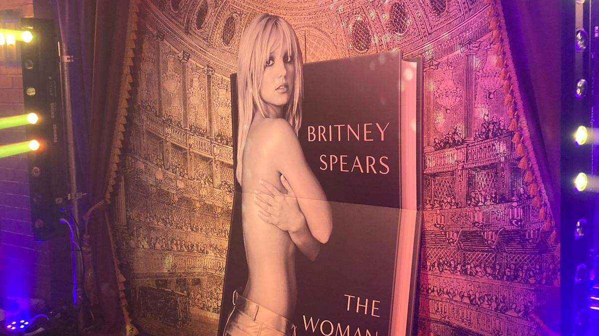 El bar Mrs Riot de Londres está decorado con la imagen de la portada de la autobiografía de Britney Spears, el martes 24 de octubre de 2023. Las memorias “The Woman In Me” ya están disponibles en inglés y se prevé que el jueves salga la versión en español para el público hispano.