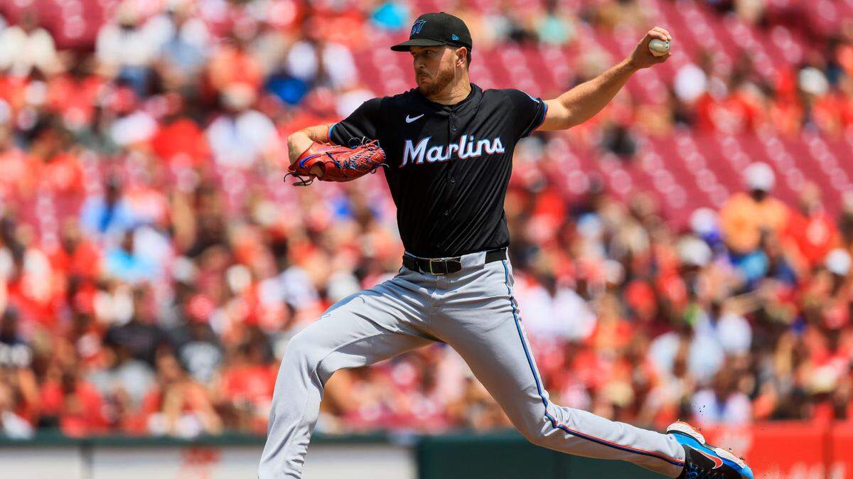El abridor de los Marlins de Miami Trevor Rogers lanza en el primer inning del partido ante los Rojos, celebrado el 14 de julio de 2024 en Cincinnati.