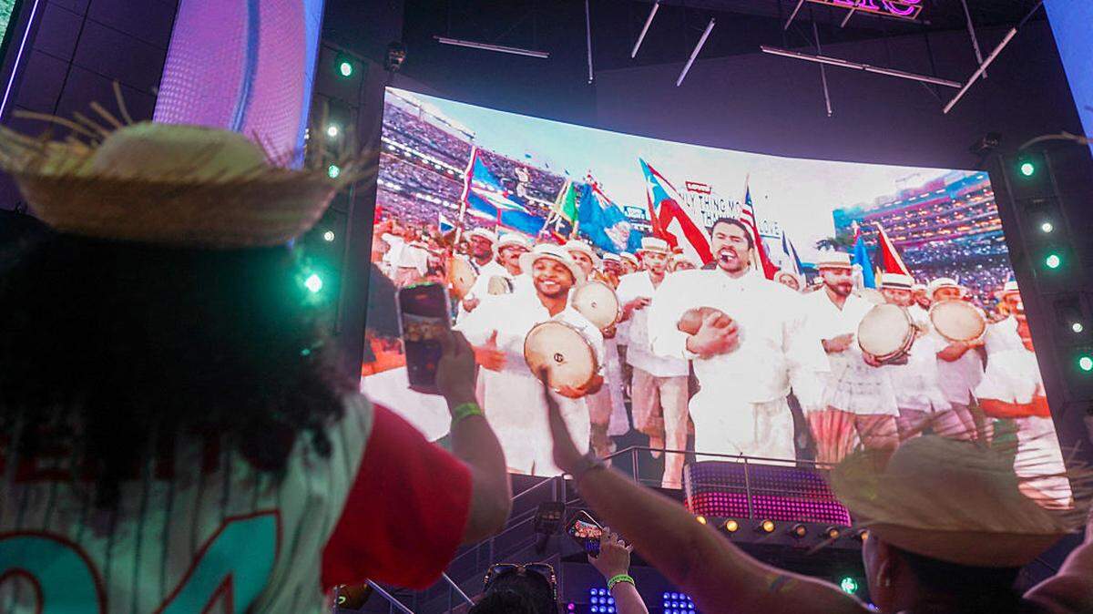 Fanáticos reaccionan al espectáculo de medio tiempo de Bad Bunny durante una fiesta para ver el Super Bowl en San Juan, Puerto Rico, el domingo 8 de febrero de 2026.
