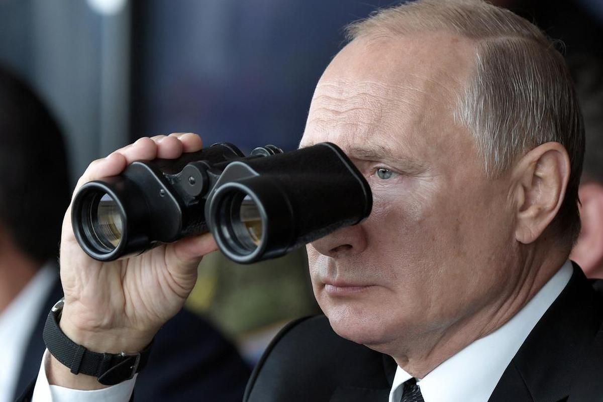 El presidente ruso, Vladimir Putin, sostiene binoculares mientras observa los ejercicios militares Center-2019 en el campo de tiro de Donguz cerca de Orenburg, Rusia, el 20 de septiembre de 2019. (Alexei Nikolsky, Sputnik, Kremlin vía AP, archivo)