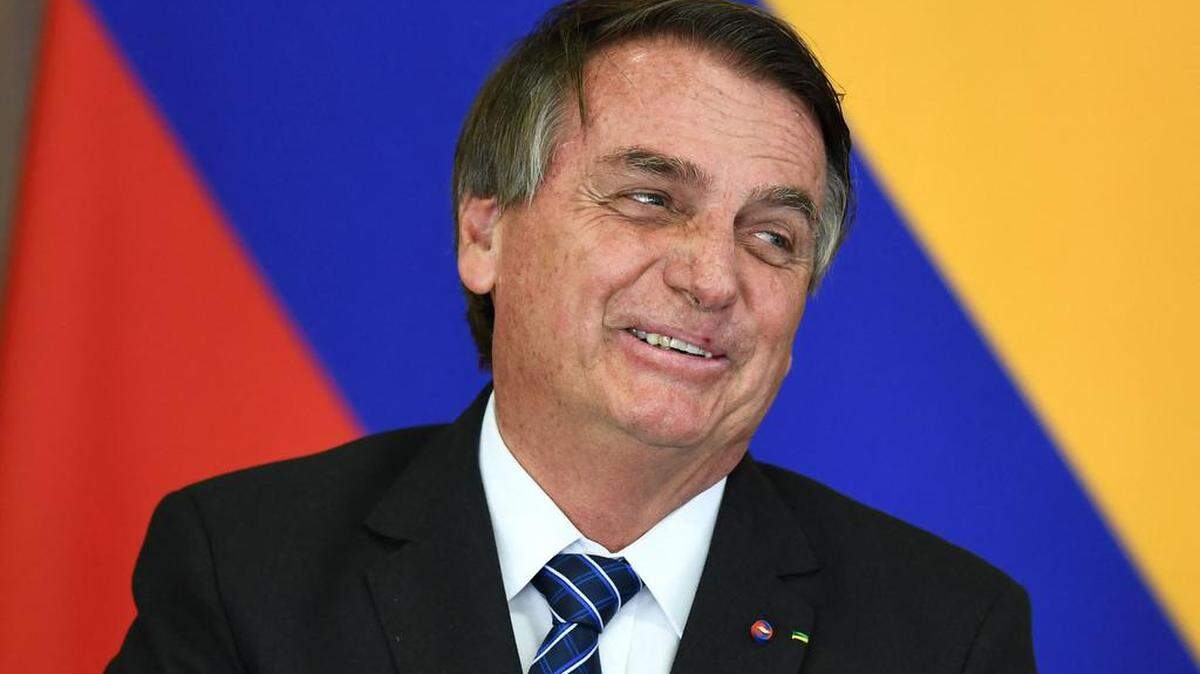 El presidente brasileño Jair Bolsonaro gesticula durante la firma de acuerdos con su homólogo colombiano Iván Duque (fuera de cuadro) en el Palacio Planalto de Brasilia, el 19 de octubre de 2021. EVARISTO SA / AFP a través de Getty Images