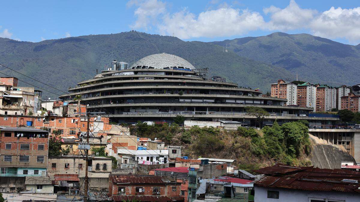 CARACAS, VENEZUELA - JANUARY 08: View of El Helicoide before the release of prisoners on January 08, 2026 in Caracas, Venezuela. Venezuelan political prisoners Enrique MÃ(degrees)rquez and Biagio Pilieri, along with at least five detained people, have been released after Jorge Rodriguez, President of the Parliament, announced that they would be releasing "an important number" of prisoners, both venezuelan and foreigners, five days after Nicolas Maduro was captured by US forces. (Photo by Jesus Vargas/Getty Images)
