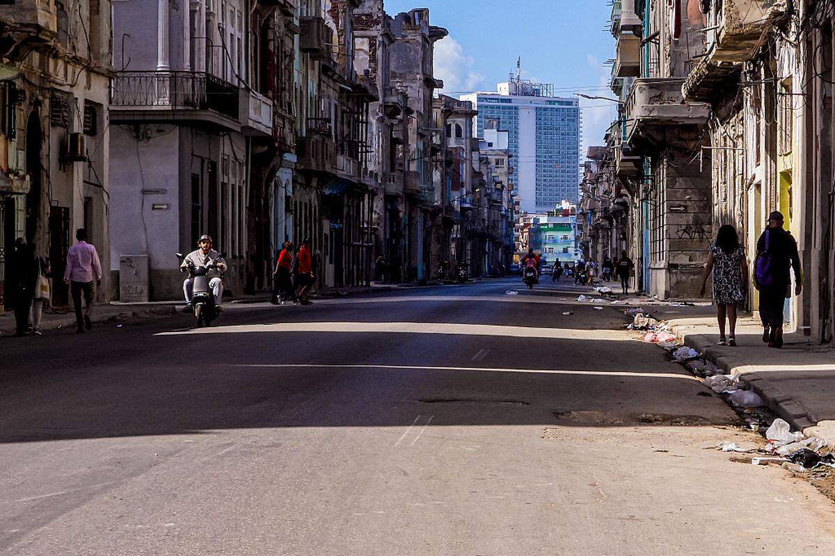 Varias personas caminan por una calle tranquila en La Habana, el domingo 8 de febrero de 2026. El gobierno cubano anunció el 6 de febrero medidas de emergencia para hacer frente a una grave crisis energética.