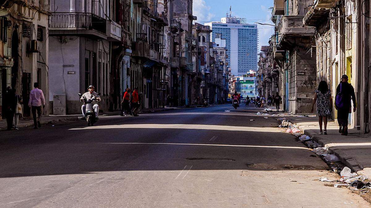 Foto de archivo. Varias personas caminan por una calle tranquila en La Habana, el domingo 8 de febrero de 2026. 