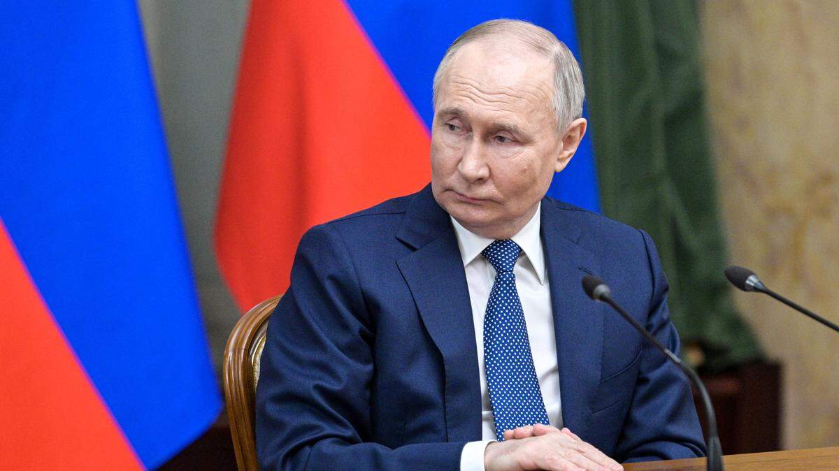 El gobernante de Rusia, Vladimir Putin, participa en una reunión con miembros del gobierno ruso en Moscú, el lunes 6 de mayo de 2024.