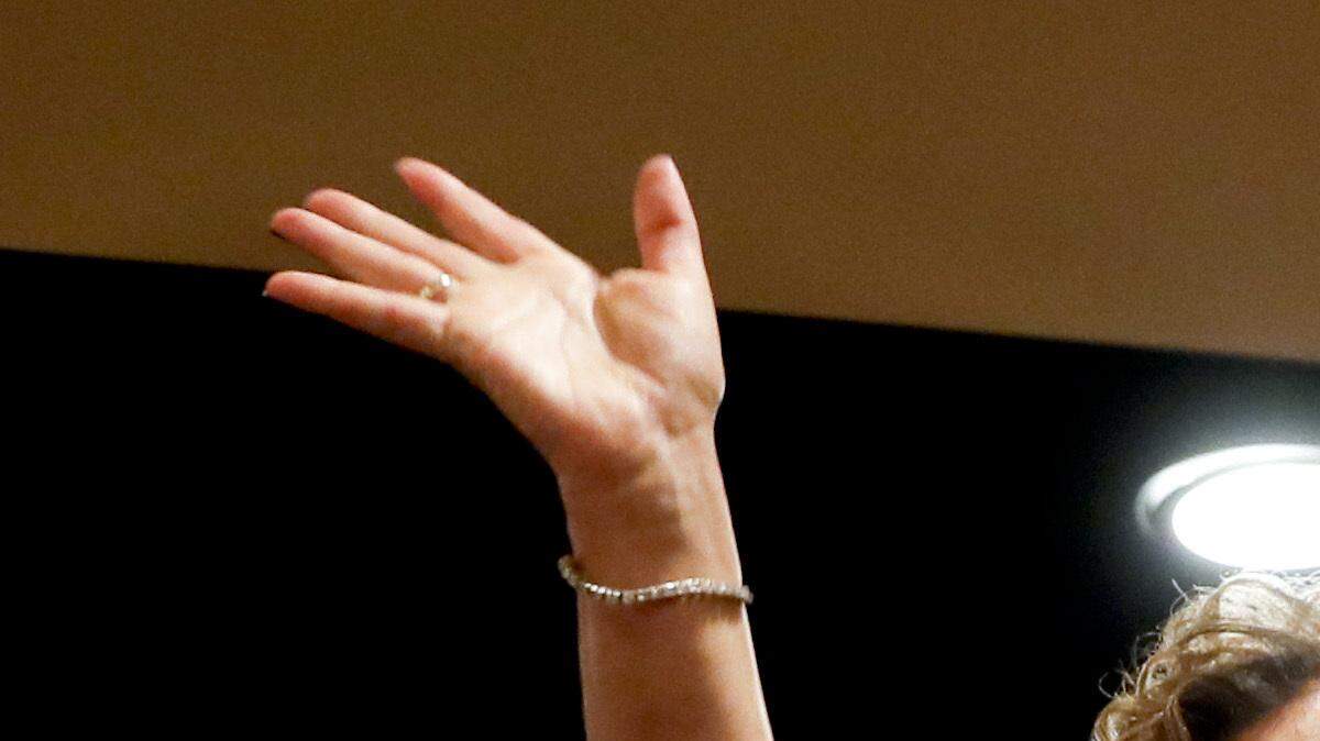La representante Debbie Wasserman Schultz, demócrata de Florida, arriba al desayuno de la delegación estatal el lunes en Philadelphia, Pennsylvania. Wasserman Schultz renunció a la presidencia del Comité Nacional Demócrata a raíz de la controversia de los "emails" revelados por WikiLeaks. 