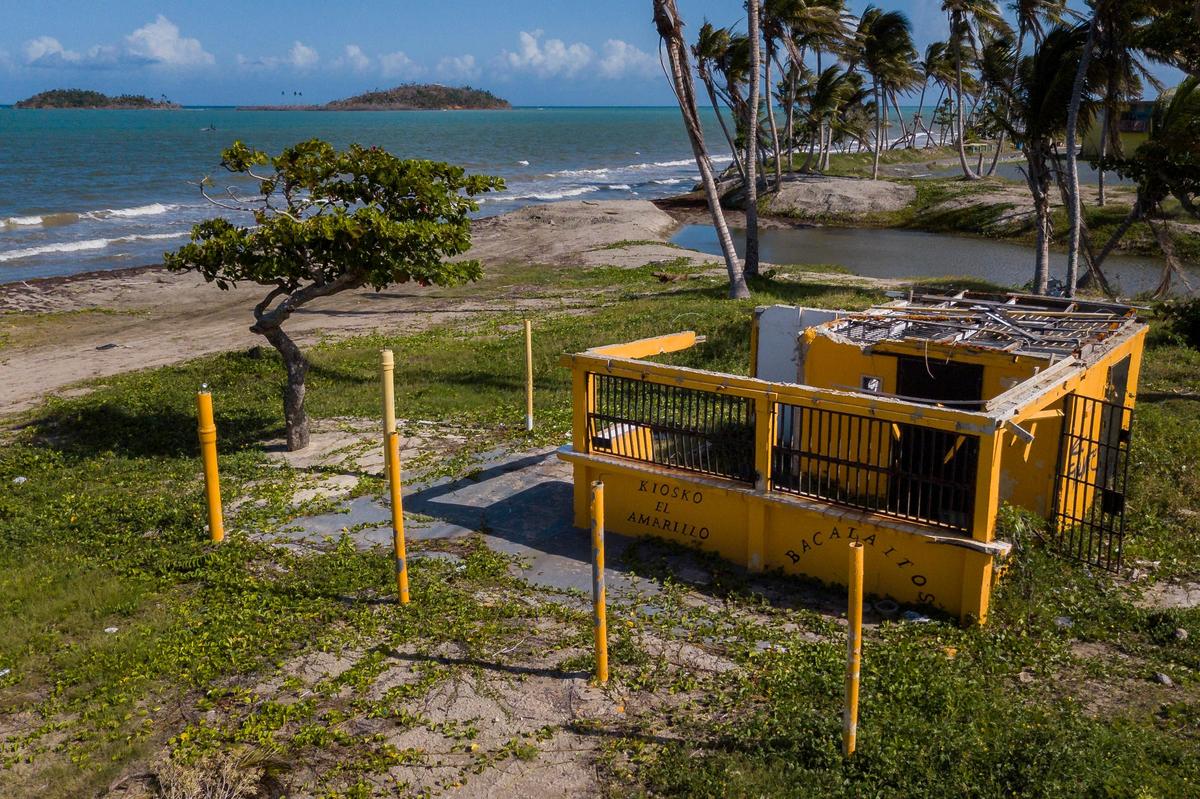 El merendero, Kiosko El Amarillo, quedó destruido cuando el huracán María pasó por Puerto Rico el año pasado. El propietario, José Luis Aponte Cruz, está trabajando temporalmente en una tienda de campaña en un estacionamiento.