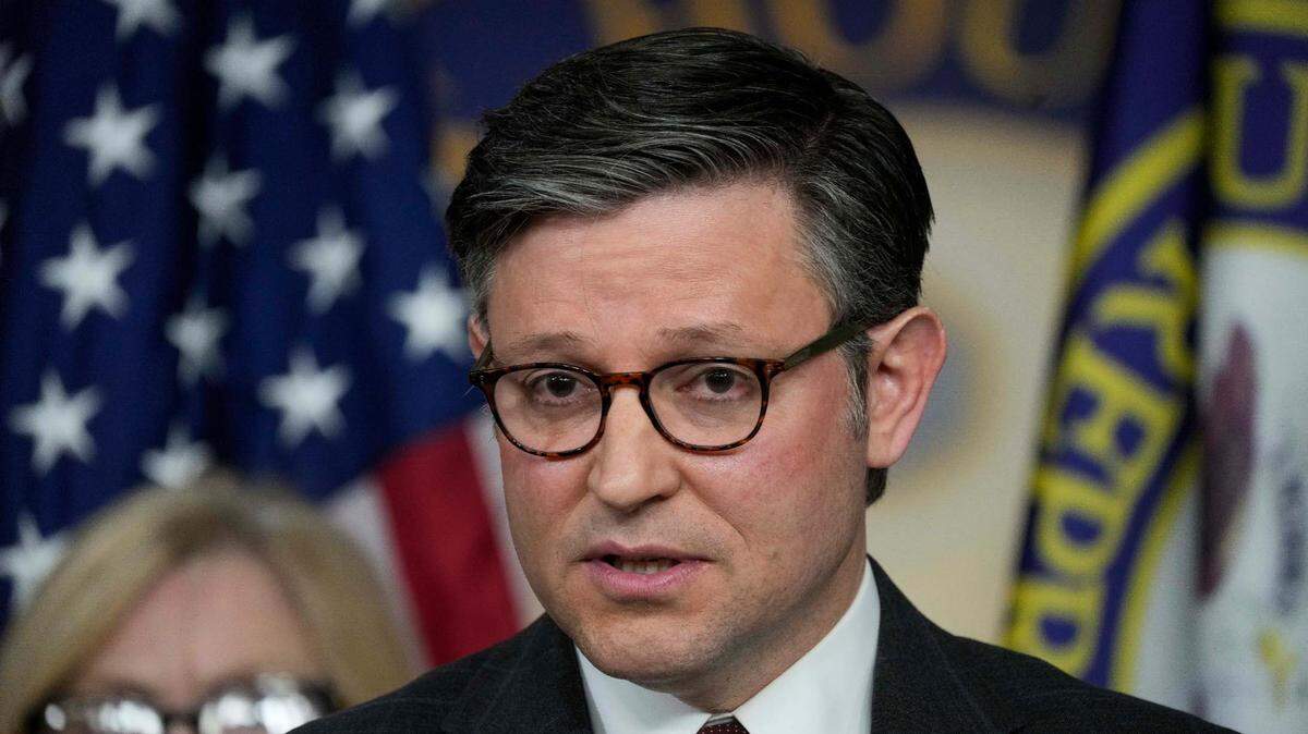El presidente de la Cámara de Representantes Mike Johnson habla en una conferencia de prensa el 17 de enero de 2024.