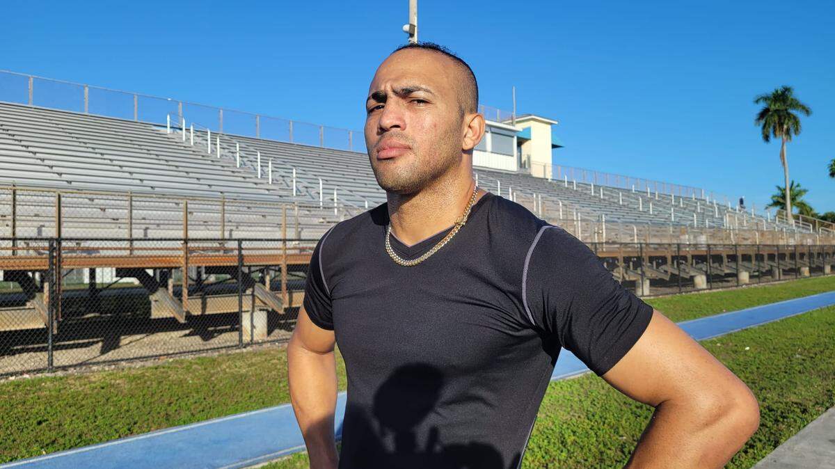 Liván Navarro no pierde los estribos ante la proximidad de un choque contra el prospecto Yoenis Téllez este viernes en la cartelera de la promotora MVP que ha establecido su cuartel general en el Hotel Caribe Royale, de Orlando