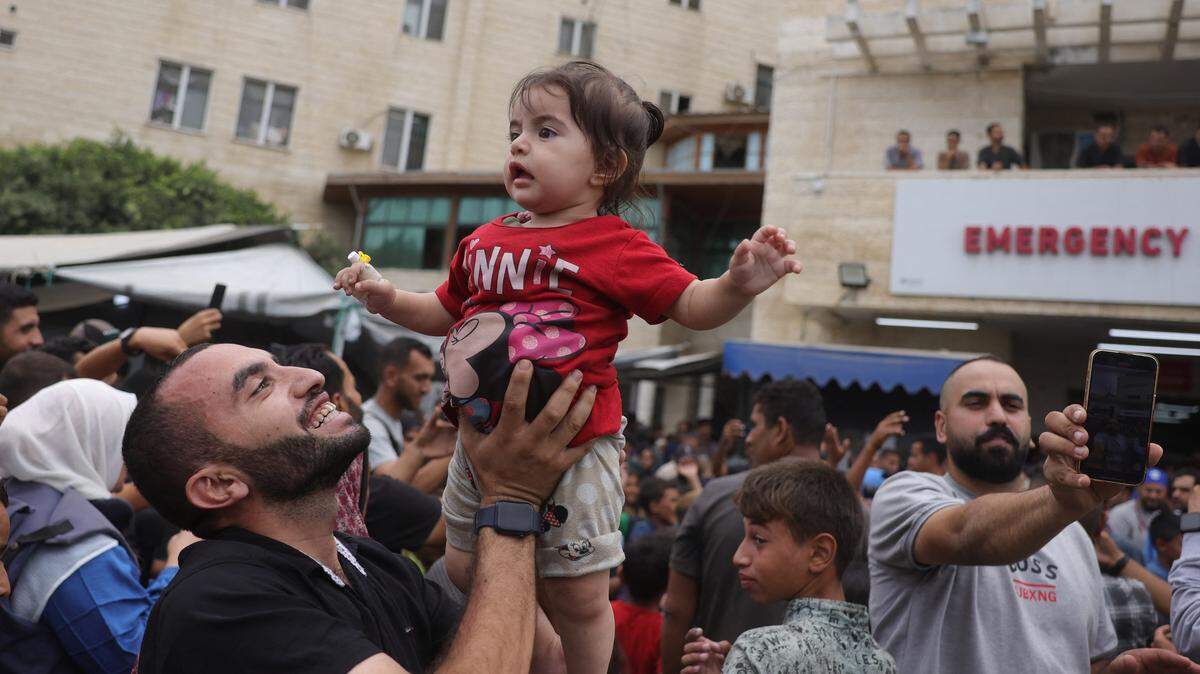Palestinos celebran frente al hospital Shuhada al-Aqsa de Deir al-Balah, en el centro de la Franja de Gaza, el jueves 9 de octubre de 2025, tras la noticia de un nuevo acuerdo de alto el fuego en Gaza.