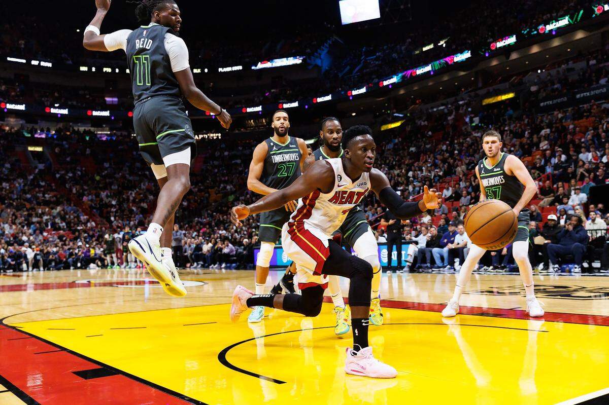 El escolta del Heat Victor Oladipo (4) pierde el balón ante la defensa de los Timberwolves, en el partido celebrado el 26 de diciembre de 2022 en Miami.