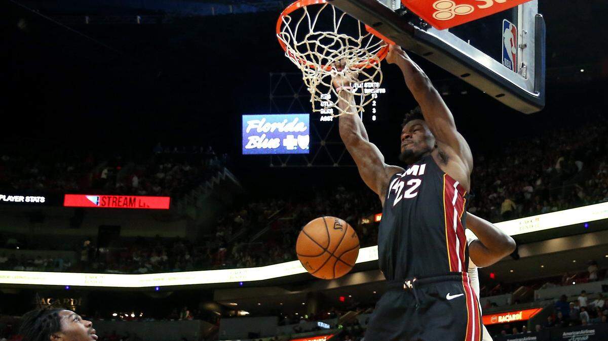 El jugador del Heat Jimmy Butler (izq.) clava la pelota en el segundo cuarto del partido ante los Rockets, celebrado el 3 de noviembre de 2019 en Miami.