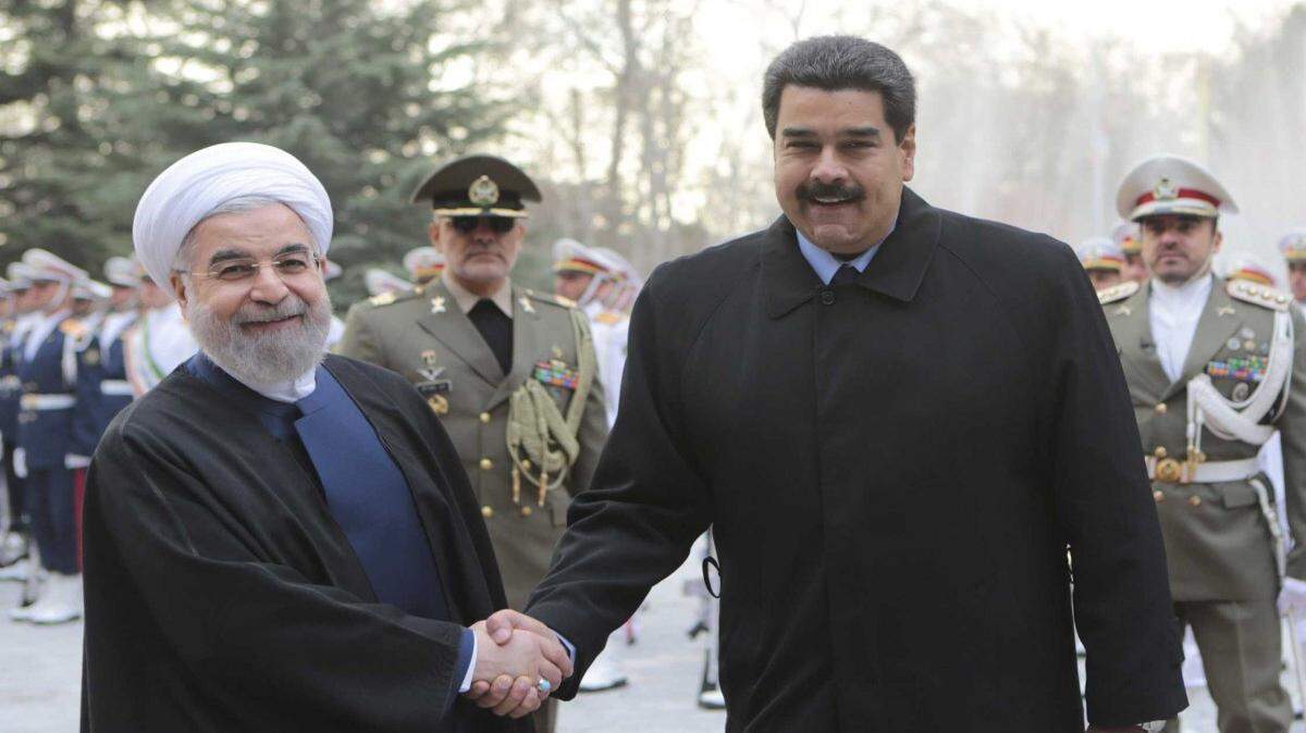El presidente iraní Hasán Rouhaní junto al presidente venezolano Nicolás Maduro, el 12 de enero de 2015, durante una visita del mandatario sudamericano a Irán. 