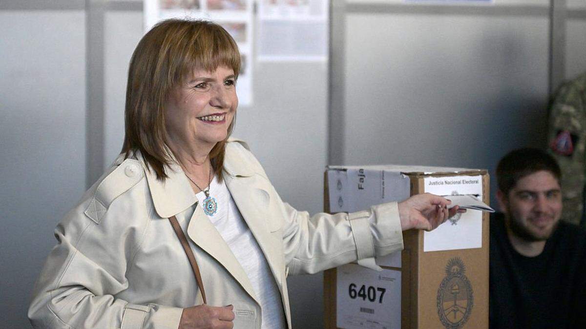 La ministra de Seguridad de Argentina y candidata al Senado por el partido La Libertad Avanza Patricia Bullrich emite su voto en un colegio electoral durante las elecciones legislativas nacionales de medio término, el 26 de octubre de 2025 en Buenos Aires.
