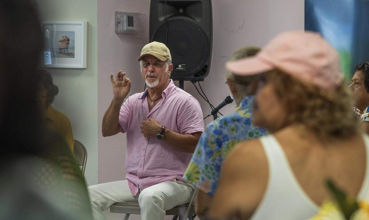  El instructor de Tai Chi, Alberto Amaro, imparte una clase en el Centro Familiar Diener JCS en Miami Beach, donde los miembros reciben numerosos servicio. Estos servicios podrían verse afectados, ya que JCS es una de las más de 40 organizaciones sin fines de lucro que están perdiendo fondos significativos (16 millones de dólares) debido a los recortes presupuestarios del condado de Miami-Dade, el martes 12 de agosto de 2025.