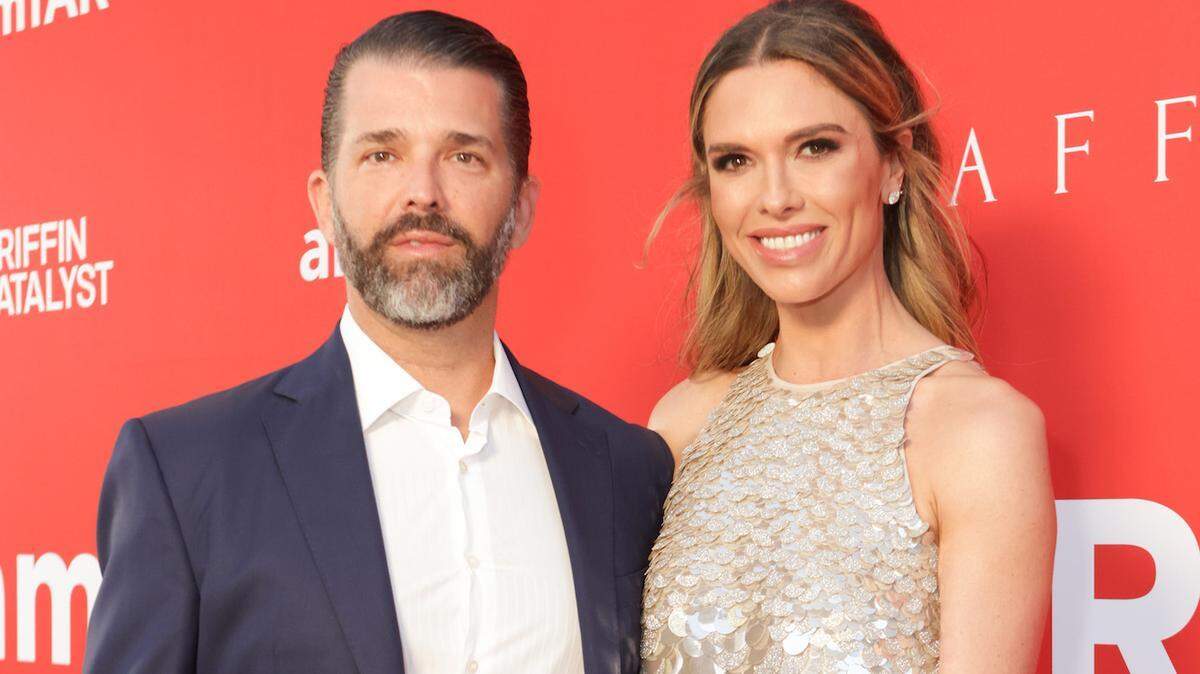 Donald Trump Jr. y Bettina Anderson asisten a la Gala amfAR Palm Beach el 15 de marzo de 2025 en Palm Beach, Florida.