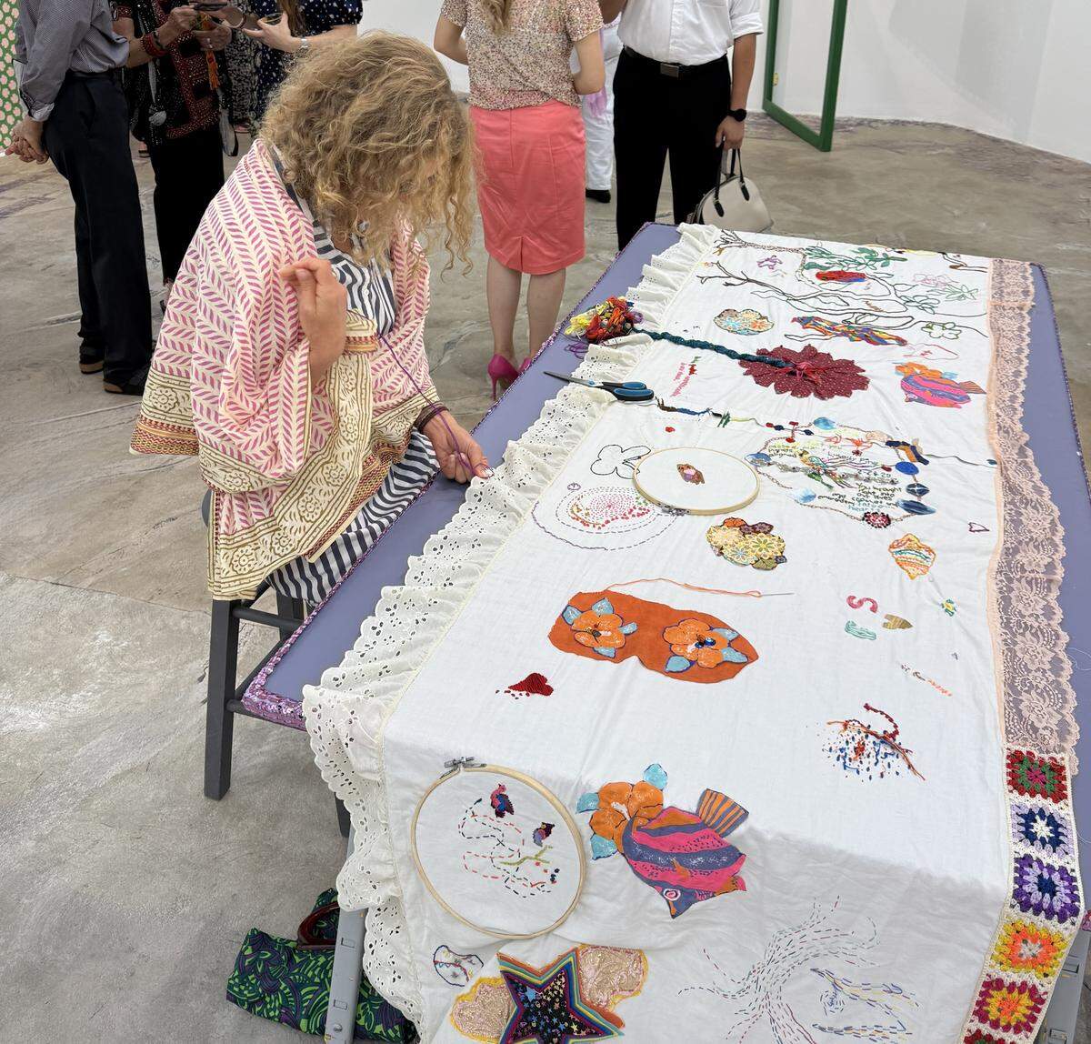 “Cuando me encontré frente a las piezas del estudio de Inés—una casi terminada, otra en blanco, y una tela comunitaria—me sumergí en el textil colectivo, que se convirtió en el corazón de la exposición y sigue abierto a nuevas intervenciones,” explica la artista Laura Marsh.