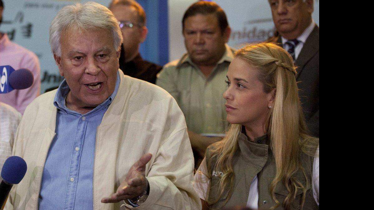 Felipe González, ex presidente del gobierno español, y Lilian Tintori, esposa del opositor encarcelado Leopoldo López, dan una conferencia de prensa el lunes 8 de junio, en Caracas, Venezuela. 