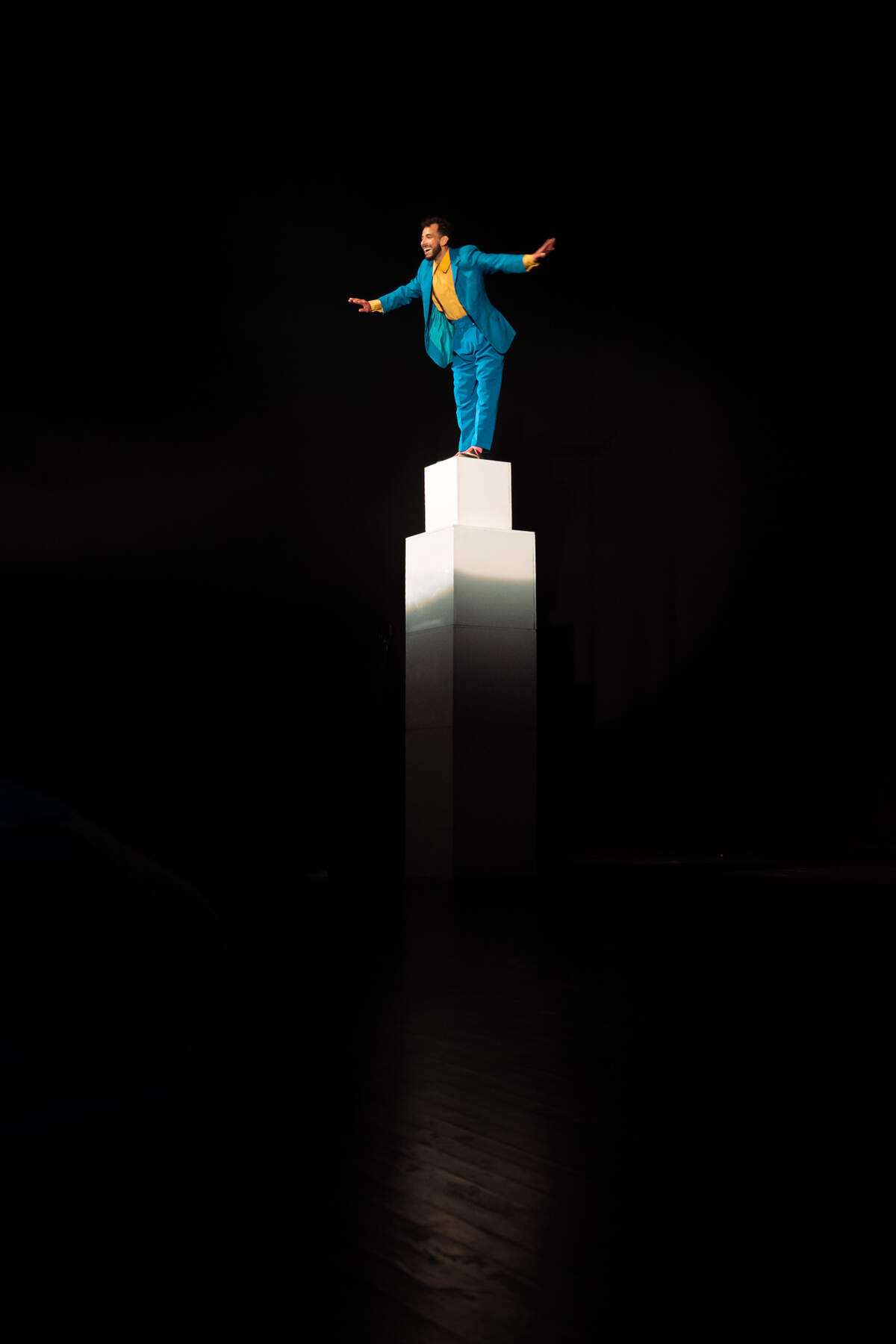 Fernando Leija Flores en lo alto de la torre de cubos de madera de “Miedo come todo… sueños al vuelo”.