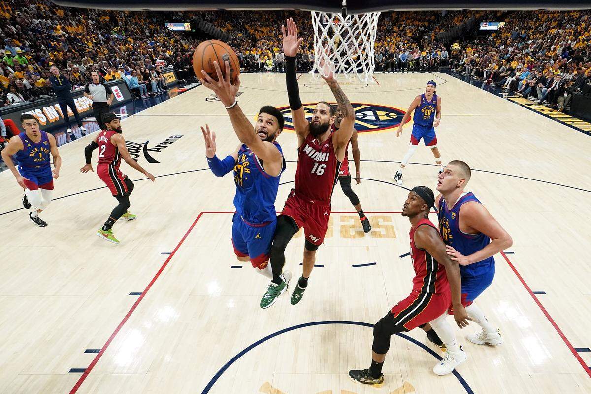 El jugador del Heat Jamal Murray tira al aro ante la marca de Caleb Martin, del Heat de Miami, en el partido celebrado el 1ro de junio de 2023 en Denver.