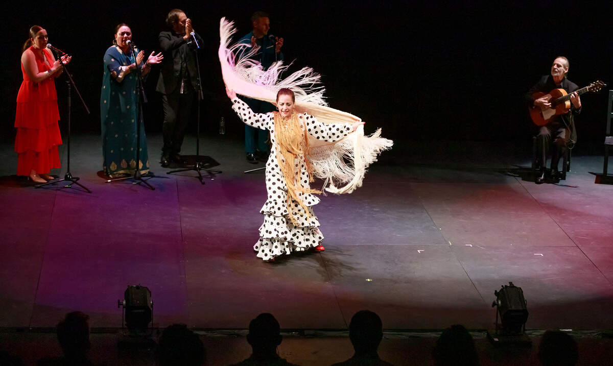 La notable bailaora Celia Fonta, también cofundadora y directora artística de Siempre Flamenco, en plena actuación, durante el XVII Festival de Cante Flamenco (2023) en el Carnival Studio Theater del Arsht Center.