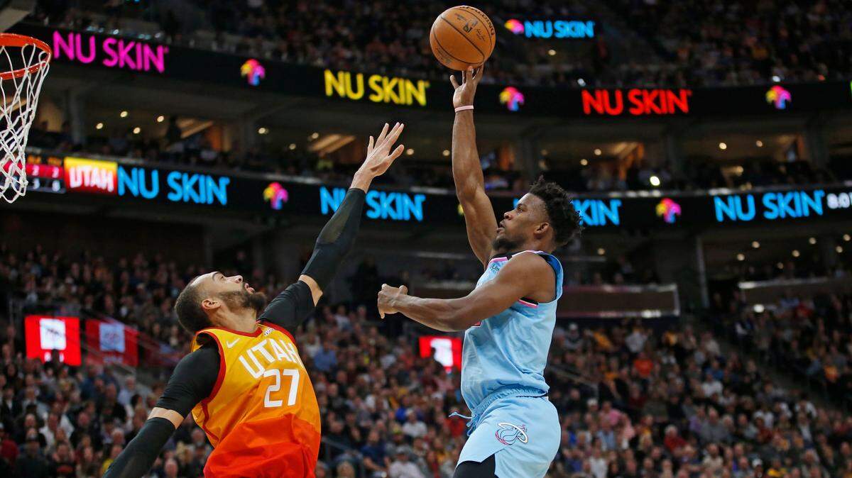 El jugador del Heat Jimmy Butler (22) tira al aro ante la marca de Rudy Gobert, del Jazz, en el partido celebrado el 12 de febrero de 2020 en Salt Lake City. 