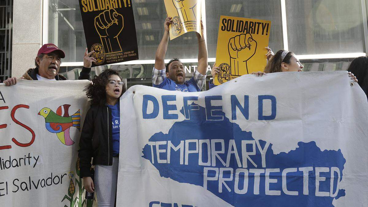 Inmigrantes de cuatro naciones y sus hijos nacidos en Estados Unidos demandaron el lunes 12 de marzo al gobierno del presidente Donald Trump por su decisión de cancelar el TPS. Algunos protestaron afuera del tribunal federal en San Francisco.