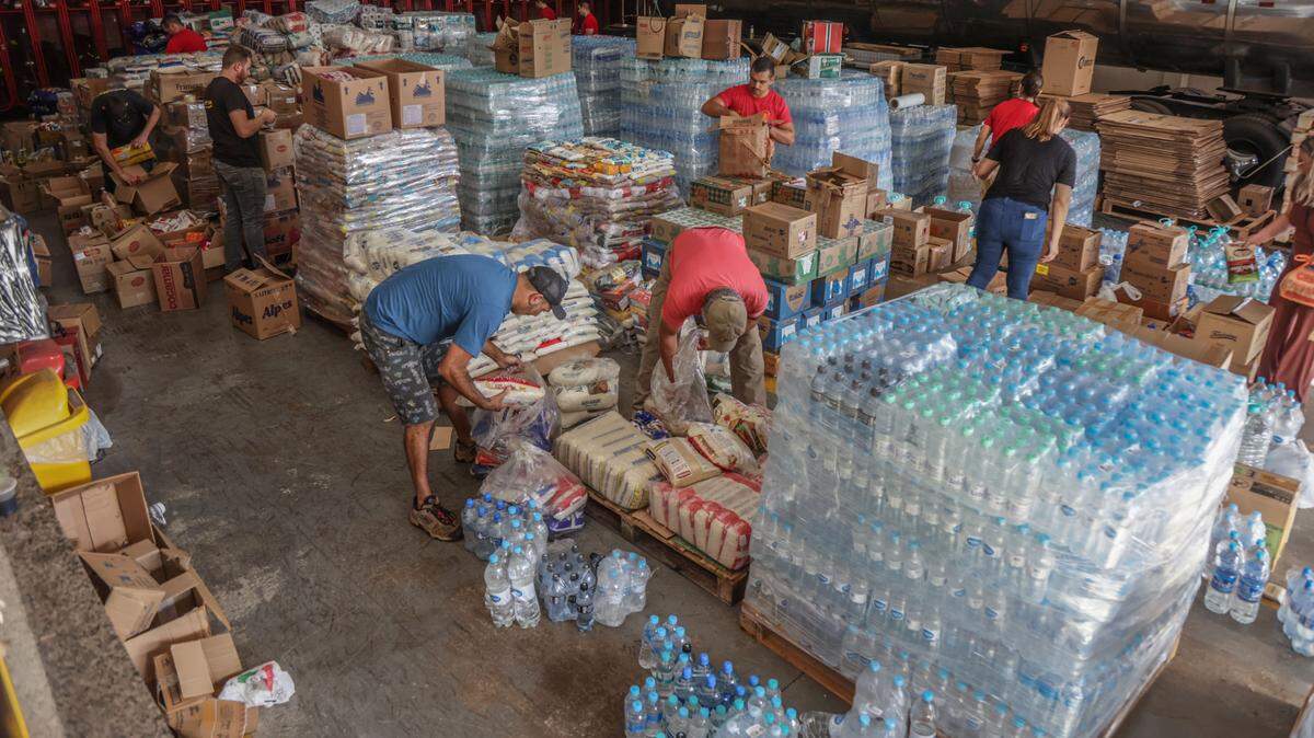 Residentes de Campo Mourao, en la región centro-oeste de Paraná, en Brasil, recolectan productos de higiene, limpieza, agua y no perecederos que serán enviados en camiones a los afectados por las fuertes lluvias de los últimos días en Rio Grande do Sul.