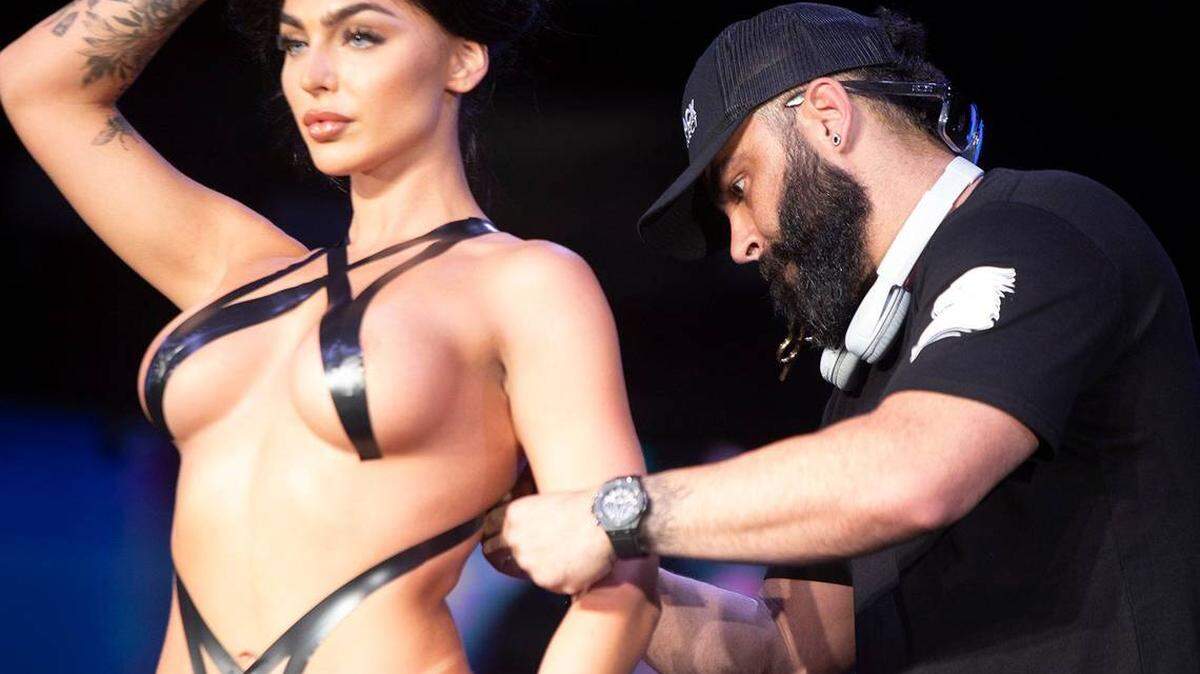 Drakhan Blackhart, llamado Rey de la Cinta Adhesiva, coloca estratégicamente cinta adhesiva en los cuerpos de modelos, que después salen a desfilar.