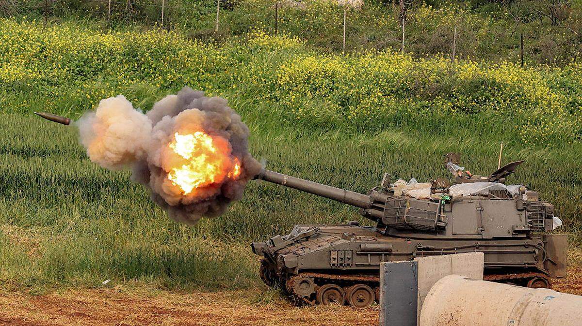 Un cañón de artillería israelí dispara proyectiles hacia el sur del Líbano desde una posición en la Alta Galilea, en el norte de Israel, cerca de la frontera, el jueves 26 de marzo de 2026. El Líbano se vio arrastrado a la guerra en Oriente Medio el 2 de marzo, cuando el grupo Hezbolá —respaldado por Irán— lanzó cohetes hacia Israel en respuesta a los ataques estadounidenses e israelíes que acabaron con la vida del líder supremo iraní el 28 de febrero.