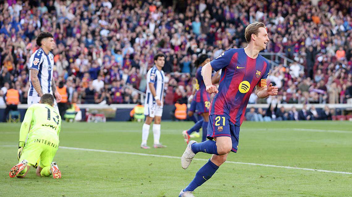 El mediocampista de Barcelona Frenkie de Jong celebra tras anotar un gol ante Levante, en el partido de la liga española celebrado el 22 de febrero de 2026 en el estadio Camp Nou de Barcelona.
