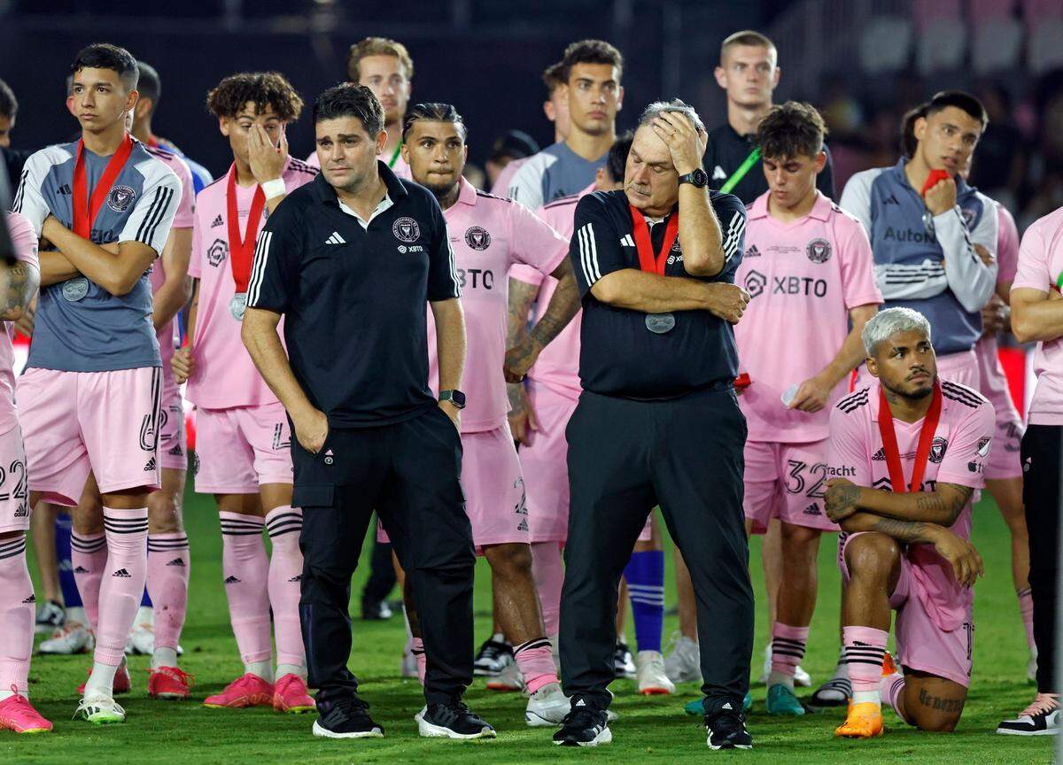 El entrenador del Inter Miami Gerardo “Tata’’ Martino y los jugadores reaccionan tras caer ante Houston Dynamo en la final de la U.S. Open Cup, celebrada el 27 de septiembre de 2023 en el DRV PNK Stadium en Fort Lauderdale, Florida.
