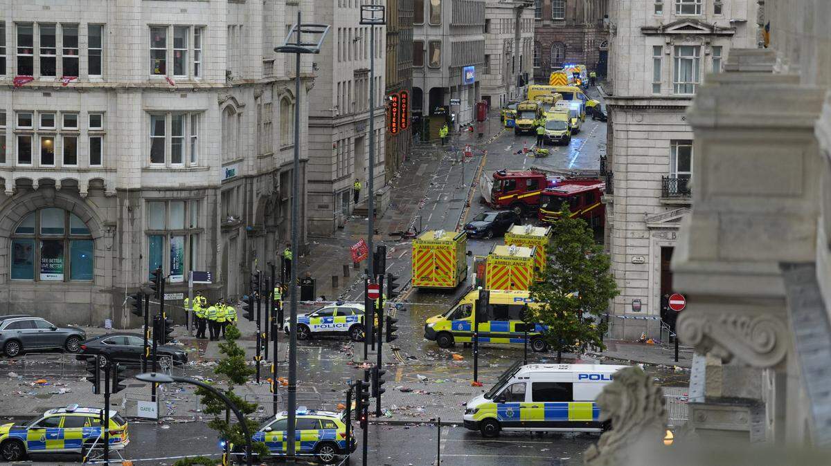 Policías y personal de emergencia atienden un accidente de tráfico en Water Street, cerca del edificio Liver en Liverpool, después de que un coche chocara contra varios peatones durante el desfile de los campeones de la Premier League el lunes 26 de mayo de 2025.