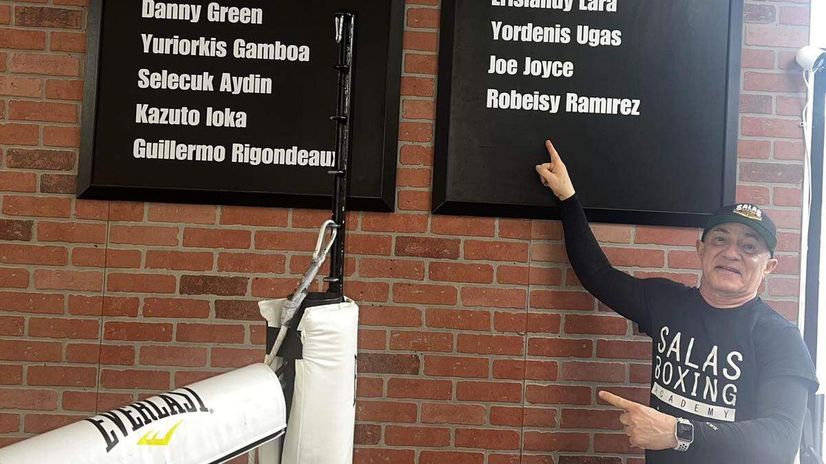 Al fin Ismael Salas colocó el nombre de Robeisy Ramírez en su famosa pizarra. Cuando regresó a su gimnasio en Las Vegas, el reconocido entrenador pudo agregar las letras del Tren de Cuba como el rey número 18.