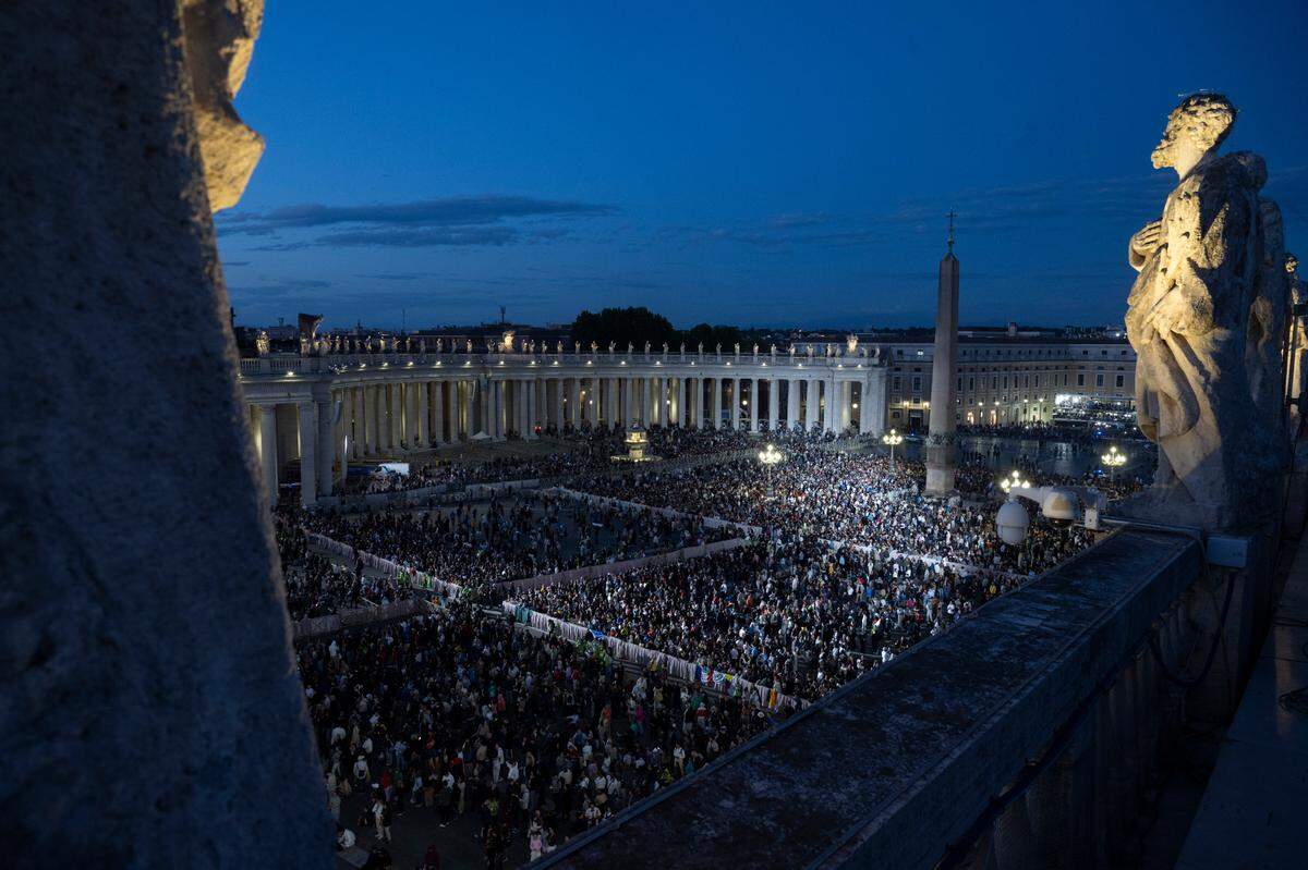 07 May 2025, Vatican, Vatikanstadt: People stand in St. Peter’s Square after the start of the conclave to elect a new pope. Photo: Marijan Murat/dpa/Sipa USA