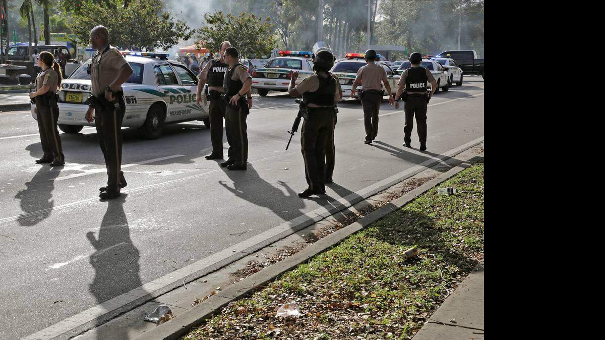 La Policía de Miami-Dade asegura las calles después de que se dispararon tiros durante una celebración de Martin Luther King en el parque cerca del 6000 bloque de la NW 32nd Avenida este lunes 16 de enero de 2017. 