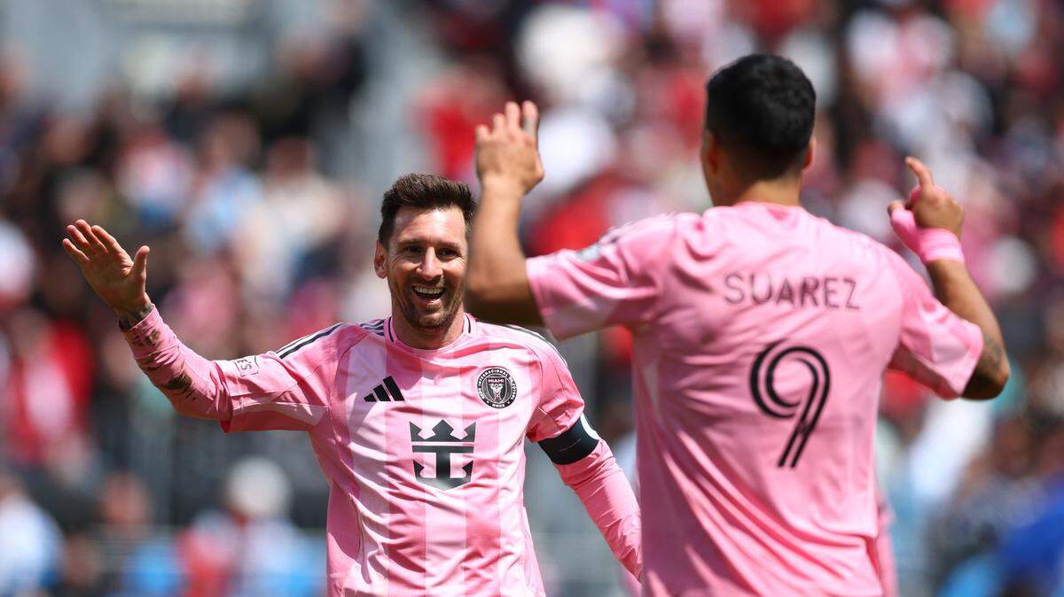 El delantero del Inter Miami Luis Suárez (der.) celebra con Lionel Messi tras haber anotado un gol, en el partido de la MLS ante Toronto FC efectuado el 9 de mayo de 2026 en Toronto, Canadá. 
