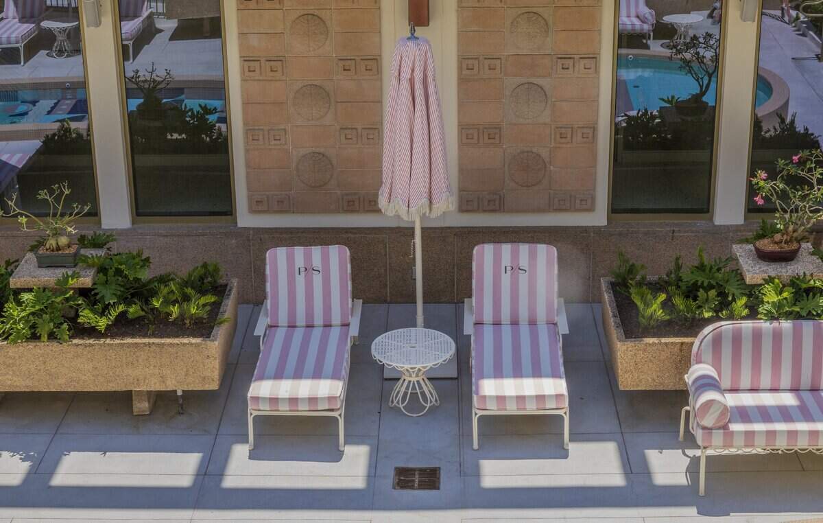 Vista del patio central de PS MIA, una terminal privada de lujo en el Aeropuerto Internacional de Miami que permite a los pasajeros de vuelos comerciales evitar las multitudes de la terminal principal del aeropuerto. Ubicada en la histórica antigua sede de Pan American Airways (4900 NW 36th St), ofrece controles privados de la TSA, trámites de Aduanas, comidas preparadas por chefs, servicios de spa y traslados a la pista en un BMW, el viernes 12 de junio de 2026.