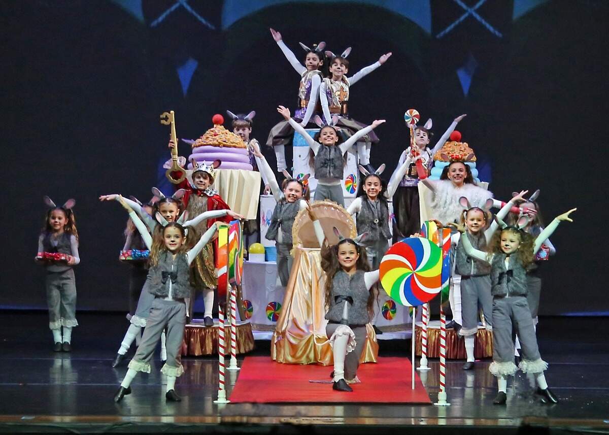 El musical reúne a un vibrante elenco de jóvenes artistas de Miami, espectaculares marionetas y efectos especiales impresionantes para una tradición navideña verdaderamente inolvidable.