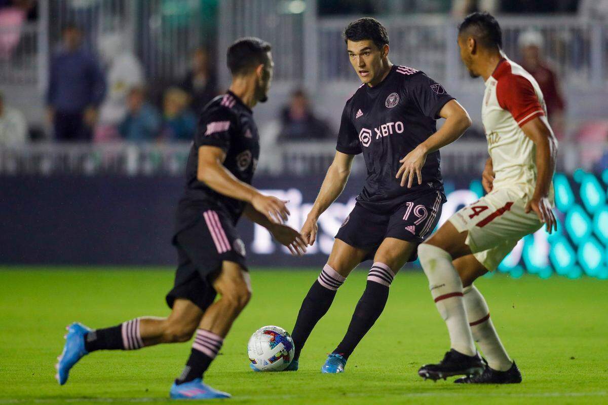 El jugador del Inter Miami Robbie Robinson (centro) pasa la pelota en el partido amistoso ante el club peruano Universitario de Deportes, celebrado el 26 de enero de 2022 en el DRV PNK Stadium en Fort Lauderdale, Florida.