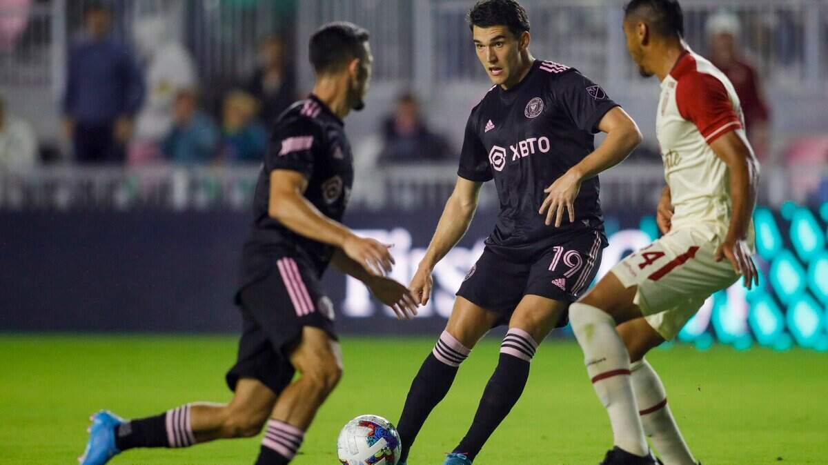 El jugador del Inter Miami Robbie Robinson (centro), auntor del gol del triunfo ante el Seattle Sounders este 17 de abril de 2022, pasa la pelota ante el club peruano Universitario de Deportes, el 26 de enero de 2022 en el DRV PNK Stadium en Fort Lauderdale.