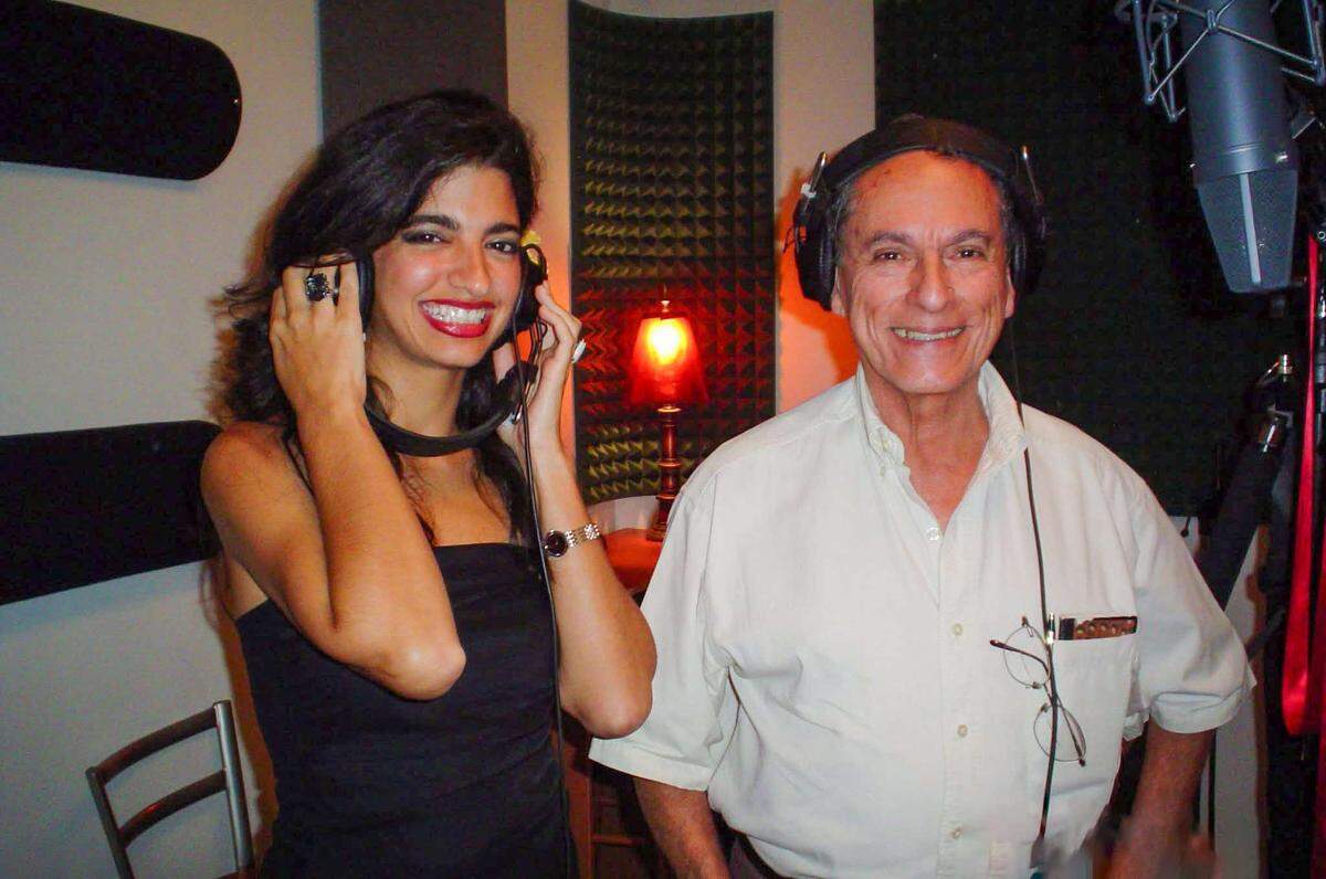 La conductora del programa ‘Cubaneando’, Viviám María, grabando voces junto al maestro Juanito Márquez en Criteria Studios con Tropicana All Stars Orchestra para el disco ‘Tradición’, nominado al Grammy como Mejor álbum de música tropical tradicional.