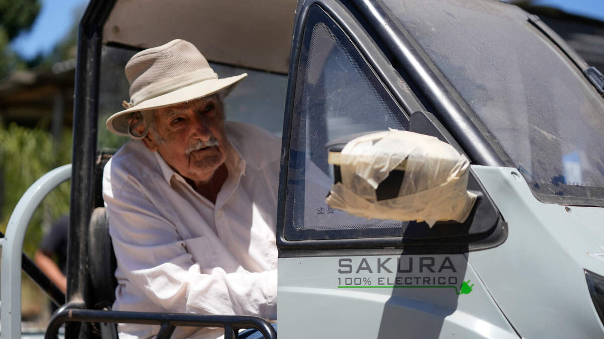 Foto de archivo del 3 de febrero de 2025 que muestra a José Mujica conduciendo un vehículo eléctrico en su finca en Montevideo, Uruguay. El expresidente uruguayo José “Pepe” Mujica falleció el martes 13 de mayo a los 89 años en Montevideo.