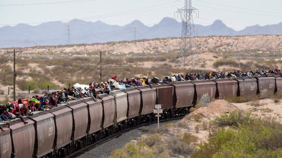 Cientos de migrantes montados en el tren llegan a Ciudad Juárez, México, que esta en la frontera con El Paso, Texas, el 24 de abril de 2024.